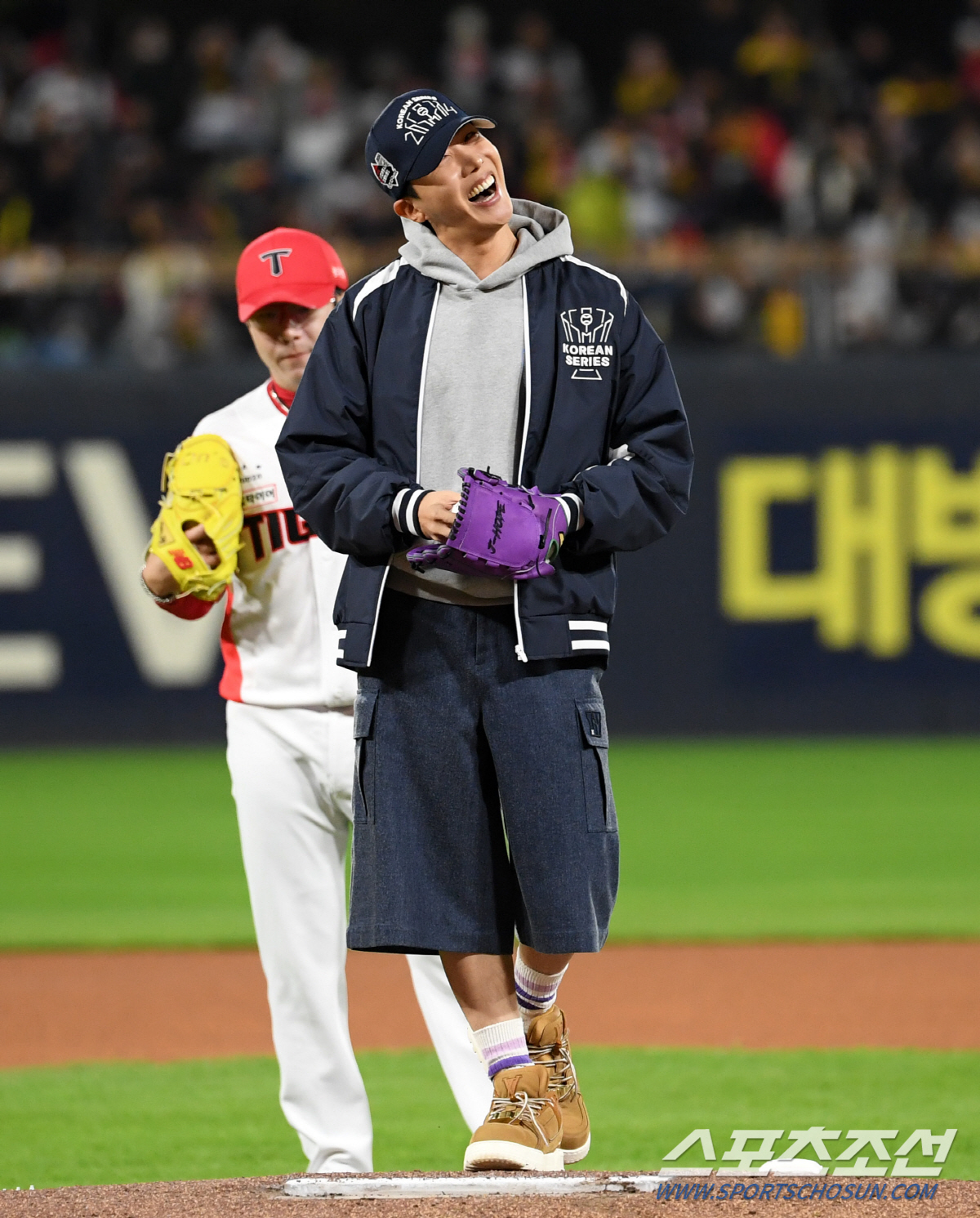 [포토] BTS 제이홉 '광주 마운드에 서다'