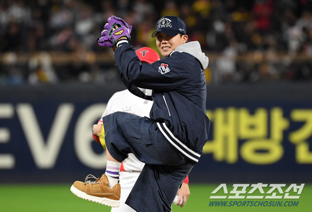 [포토] BTS 제이홉 '설레는 한국시리즈 시구'