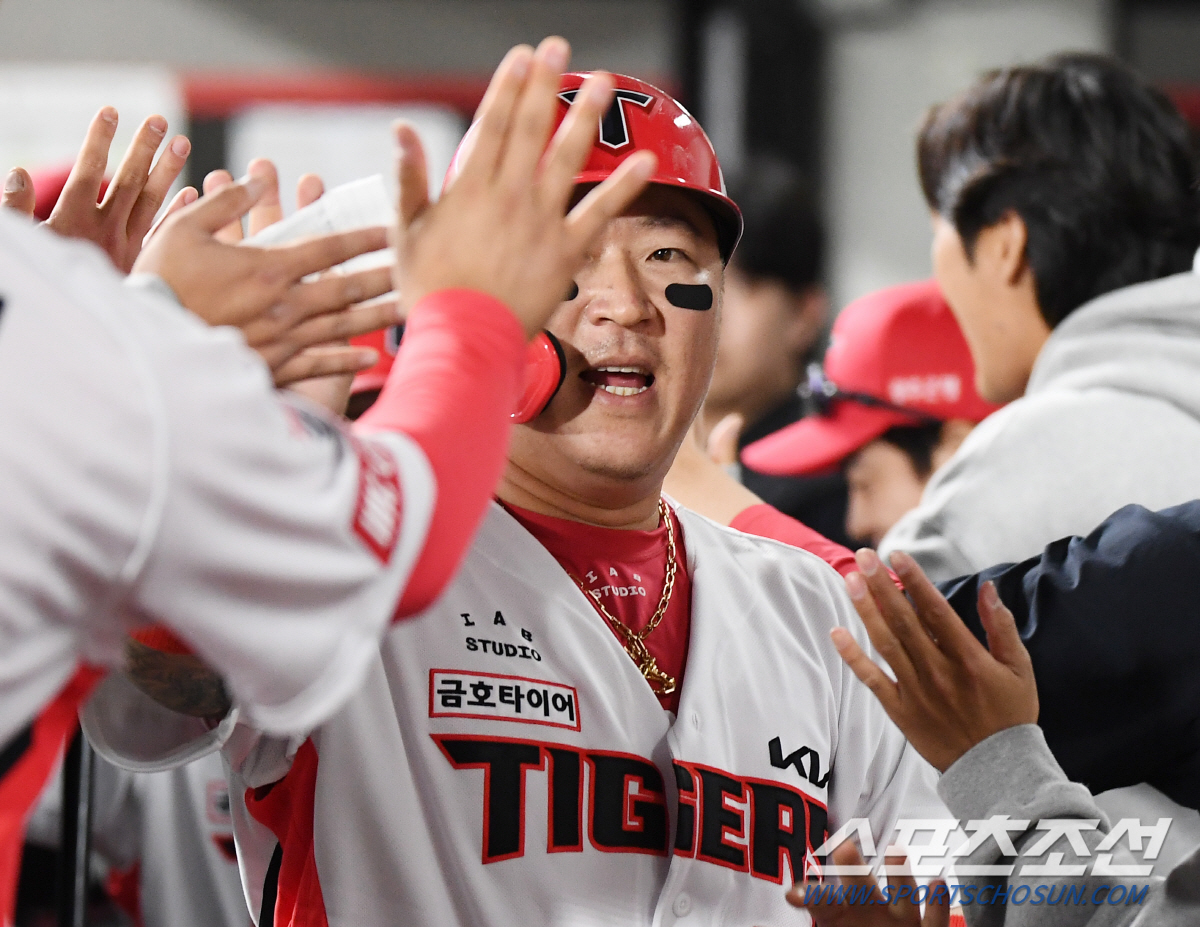 몸 풀린 KIA, 1,2차전 싹쓸이 통합우승 90% 확보, 삼성 '레예스…
