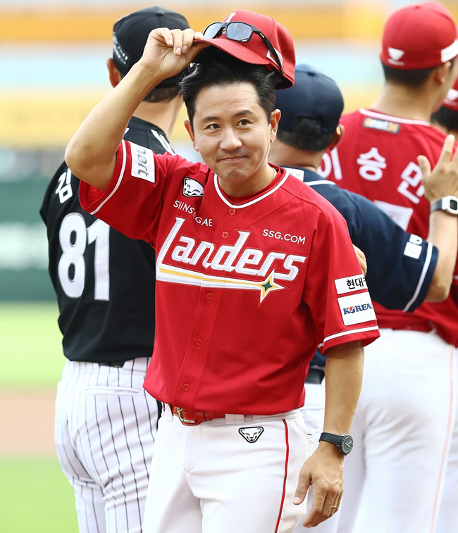 [공식발표]SSG 손시헌 2군 감독→1군 수비코치 전격 이동…송신영 수석…