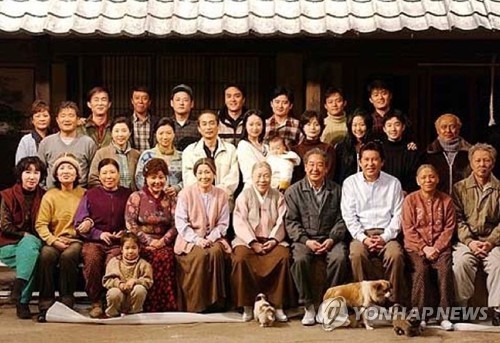 드라마 '전원일기' 출연진. 고인이 된 배우 김수미는 앞줄 오른쪽에서 두 번째. [MBC플러스 제공. 재판매 및 DB 금지]