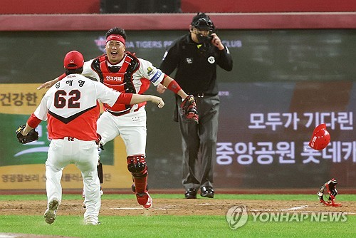 (광주=연합뉴스) 이지은 기자 = 28일 광주 기아챔피언스필드에서 열린 2024 신한 SOL뱅크 KBO 포스트시즌 한국시리즈 5차전 삼성 라이온즈와 KIA 타이거즈의 경기. 삼성에 승리하며 7년 만에 통합우승을 달성한 KIA 포수 김태군과 마무리투수 정해영이 기뻐하고 있다. 2024.10.28 jieunlee@yna.co.kr