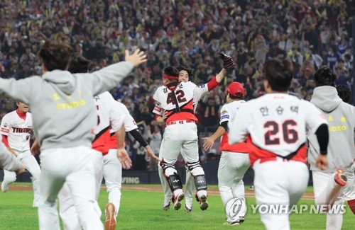 (광주=연합뉴스) 신현우 기자 = 28일 광주 기아챔피언스필드에서 열린 2024 신한 SOL뱅크 KBO 포스트시즌 한국시리즈 5차전 삼성 라이온즈와 KIA 타이거즈의 경기. 삼성에 승리하며 7년 만에 통합우승을 달성한 KIA의 포수 김태군과 정해영이 얼싸안고 기뻐하고 있다. 2024.10.28 nowwego@yna.co.kr