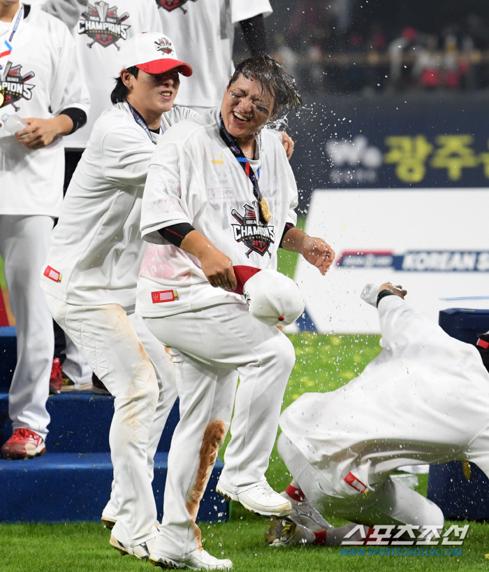 'MVP 김선빈 향해 물병 강속구' 37년 만에 광주서 한국시리즈 우승 …