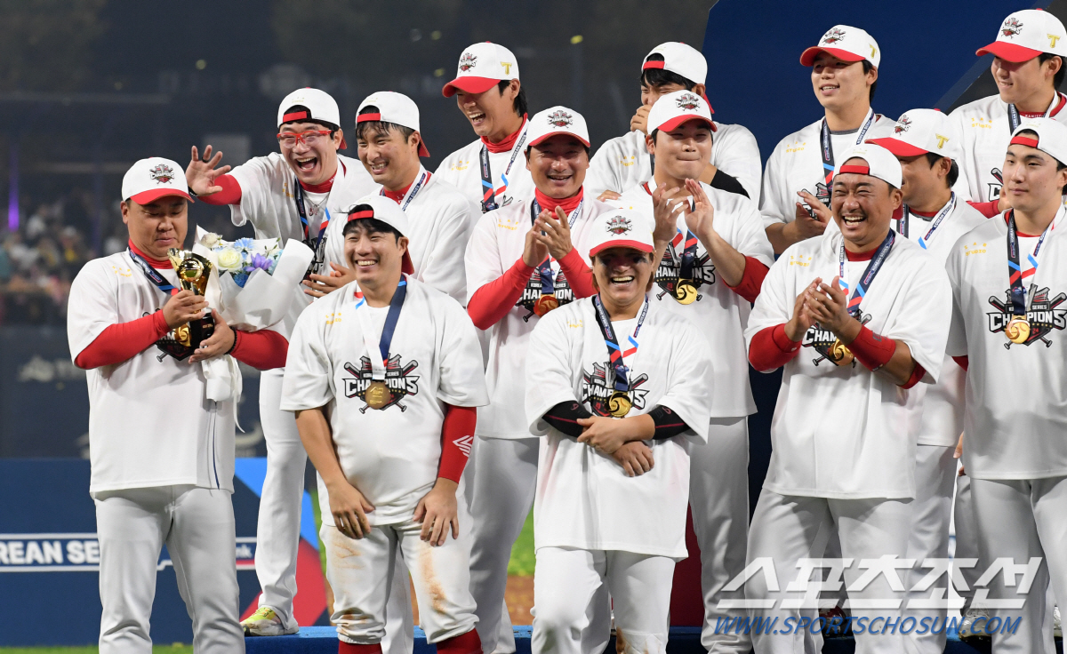 'MVP 김선빈 향해 물병 강속구' 37년 만에 광주서 한국시리즈 우승 …