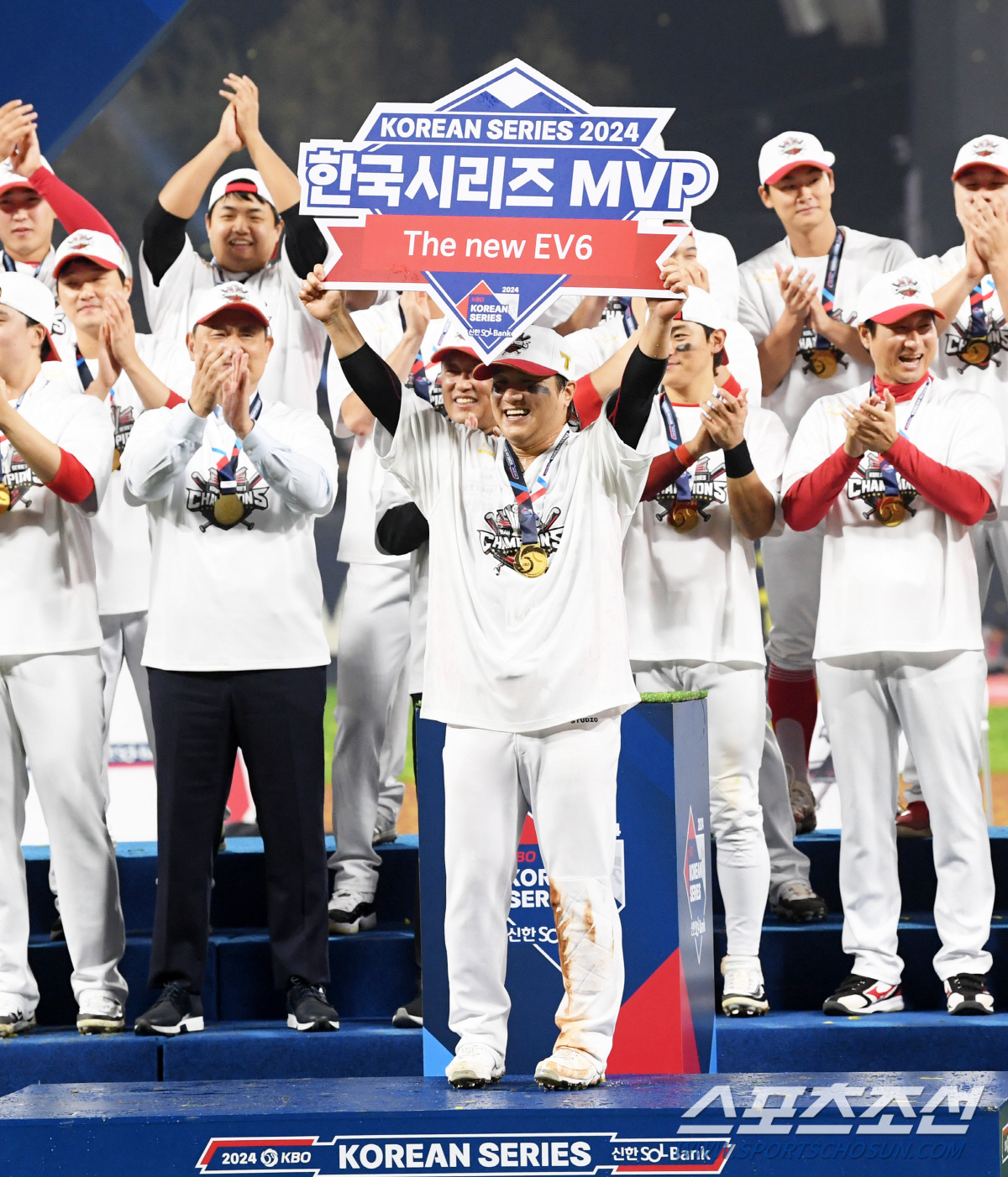 'MVP 김선빈 향해 물병 강속구' 37년 만에 광주서 한국시리즈 우승 …