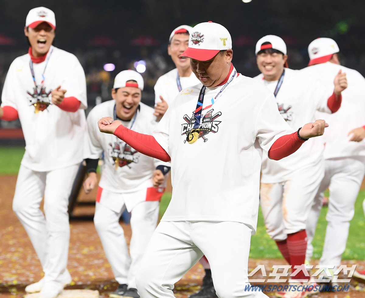 '시키면 한다. 제대로!' 준비된 초보감독의 KS 우승, 삐끼삐끼 댄스 …