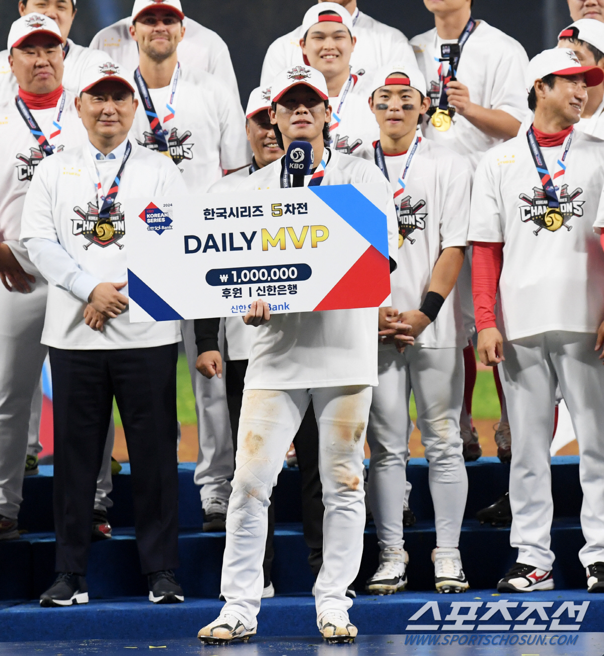 우승 유격수는 왜 그렇게 울었을까, 감독이 숨겨온 진심 "많이 사랑해주세…