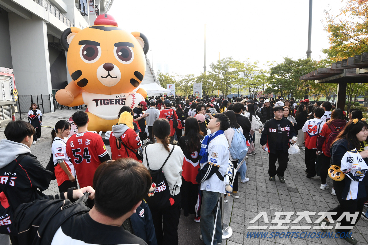 숙소 매진·교통편 대란·시내 불야성…37년만의 광주 우승, 도시에 활기가…