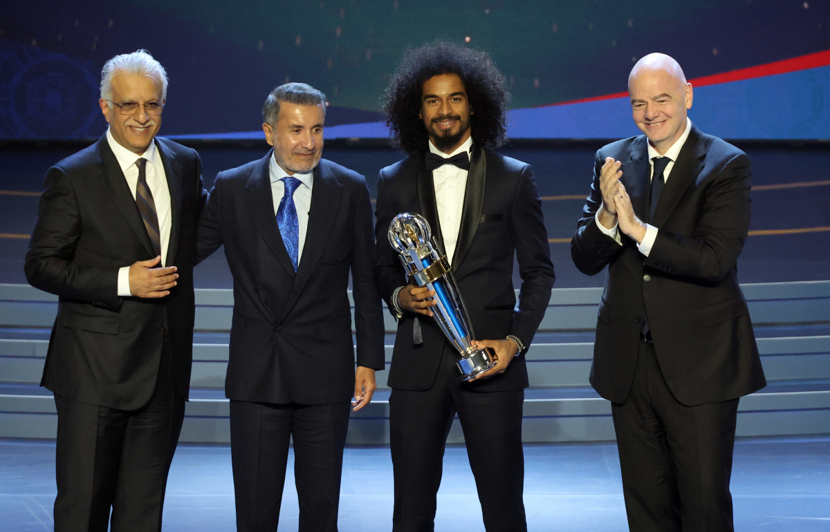 보이콧 아닌데 수상자가 없는 AFC 어워즈…스크린에 스쳐지나간 '올해의 …