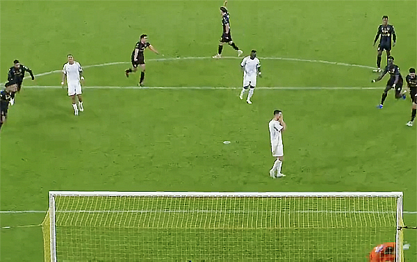호날두, 하늘로 뻥 날린 우승컵…추가시간 PK 실축으로 3년 연속 무관 …