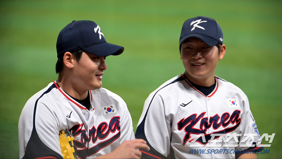150㎞ 파이어볼러들의 캐치볼 볼만하네. 가슴에 '코리아' 새긴 김택연-조병현, 차세대 대표팀 마무리는 누구?