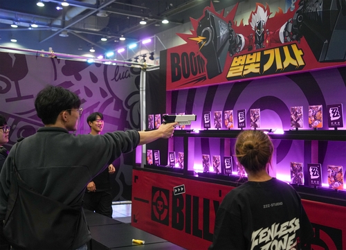 (고양=연합뉴스) 김주환 기자 = 31일 오전 경기 고양시 킨텍스에서 호요버스코리아가 개최한 '웰컴 호요랜드' 행사장 내 '젠레스 존 제로' 부스에서 관람객들이 장난감 권총으로 미니게임을 즐기고 있다. 2024.10.31 jujuk@yna.co.kr