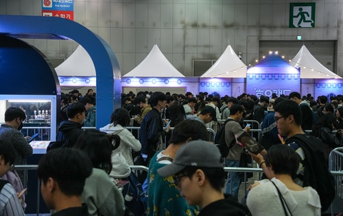 (고양=연합뉴스) 김주환 기자 = 31일 오전 경기 고양시 킨텍스에서 호요버스코리아가 개최한 '웰컴 호요랜드' 행사장 내 굿즈(기념 상품) 판매 공간이 게임 팬들로 붐비고 있다. jujuk@yna.co.kr