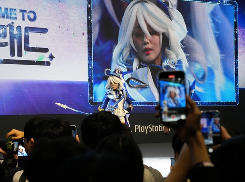 (고양=연합뉴스) 김주환 기자 = 31일 오전 경기 고양시 킨텍스에서 호요버스코리아가 개최한 '웰컴 호요랜드' 행사장에 설치된 무대에서 코스튬 플레이어가 포즈를 취하고 있다. 2024.10.31 jujuk@yna.co.kr