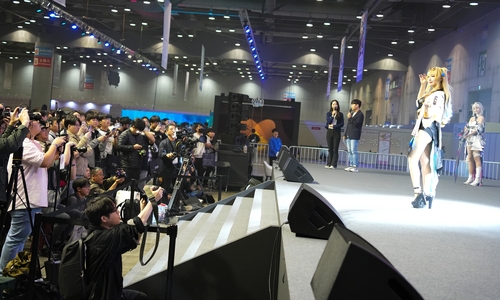 (고양=연합뉴스) 김주환 기자 = 31일 오전 경기 고양시 킨텍스에서 호요버스코리아가 개최한 '웰컴 호요랜드' 행사장에 설치된 무대에서 코스튬 플레이어가 포즈를 취하고 있다. 2024.10.31 jujuk@yna.co.kr