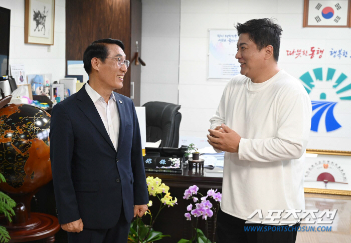 "한화만 응원한다" 야구 불모지에 씨앗 뿌린 이용록 홍성군수, 김태균 캠프 후원하고 내년엔 제2 야구장 착공