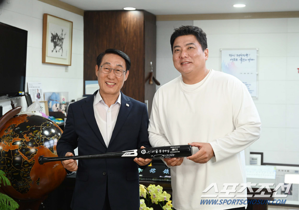"한화만 응원한다" 야구 불모지에 씨앗 뿌린 이용록 홍성군수, 김태균 캠…