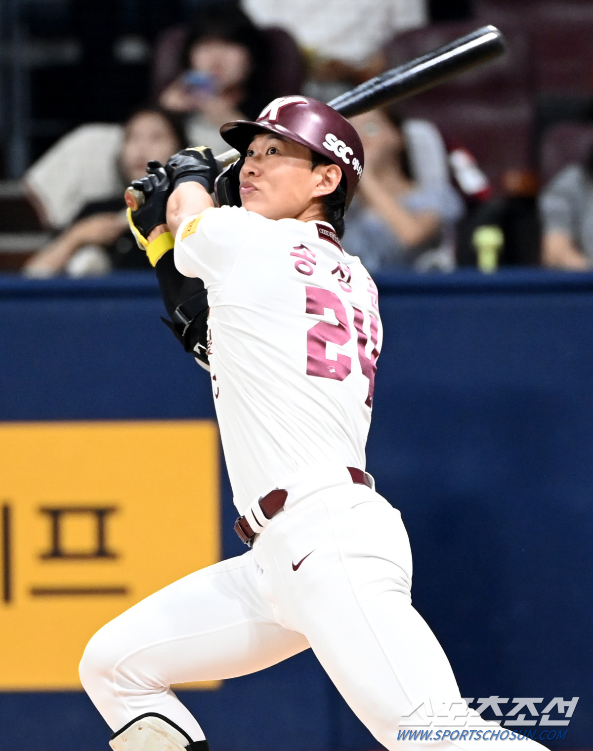 15일 고척스카이돔에서 열린 KIA와 키움의 경기, 3회말 키움 송성문이 동점 솔로홈런을 치고 있다. 고척=허상욱 기자 wook@sportschosun.com/2024.08.15/