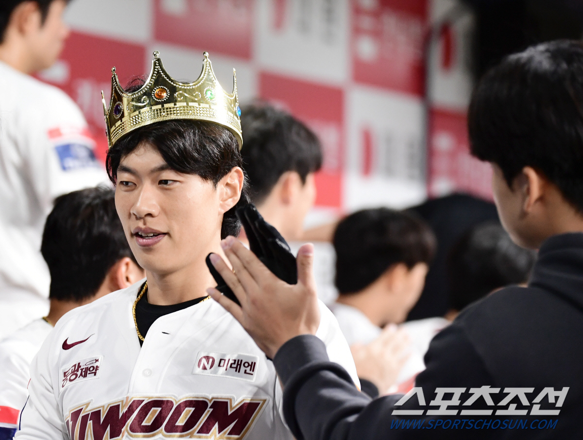 28일 서울 고척스카이돔에서 열린 키움과 삼성의 경기. 5회말 투런홈런 날린 키움 송성문. 고척=송정헌 기자songs@sportschosun.com/2024.08.28/