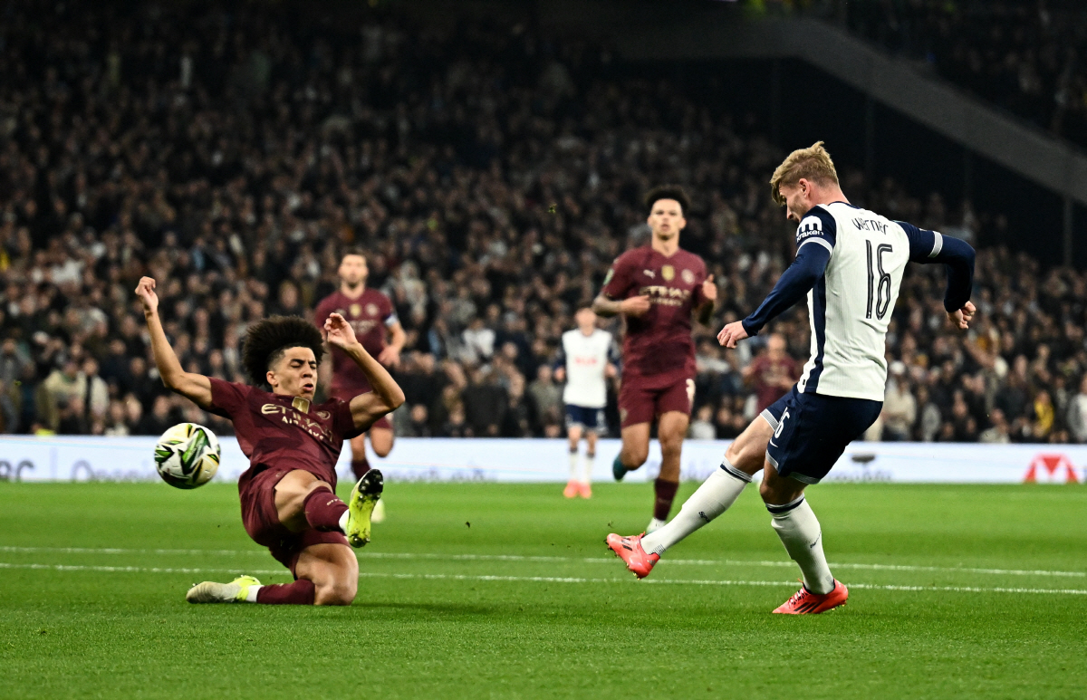 토트넘이 주장 손흥민이 보는 앞에서 우승 후보 맨체스터 시티를 2대1로 제압했다. 토트넘은 카라바오컵 8강에 진출하면서 2008년부터 시작된 무관의 고리를 끊어낼 기회를 잡았다. 손흥민은 다음 경기인 애스턴 빌라전에서 복귀할 예정이다.