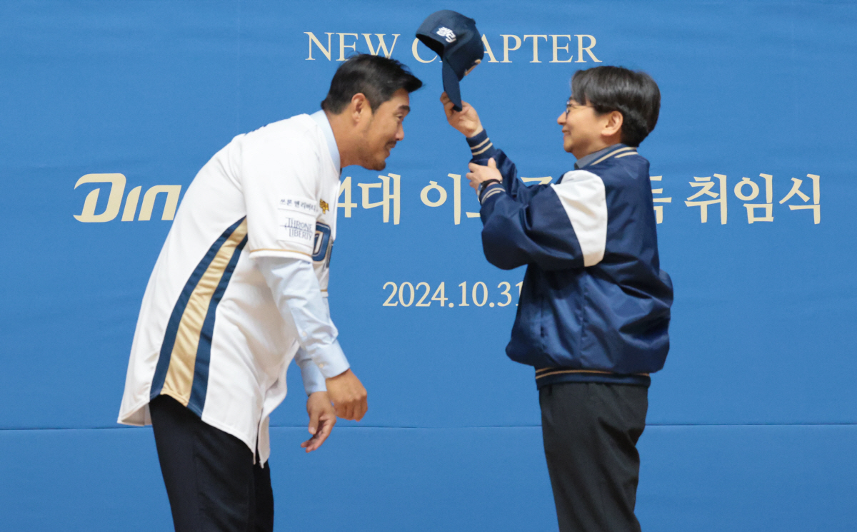 NC다이노스 지휘봉을 잡은 이호준 감독이 31일 오후 경남 창원시 마산회원구 마산종합운동장 올림픽기념관공연장에서 열린 취임식에서 모자를 쓰고 있다. 연합뉴스