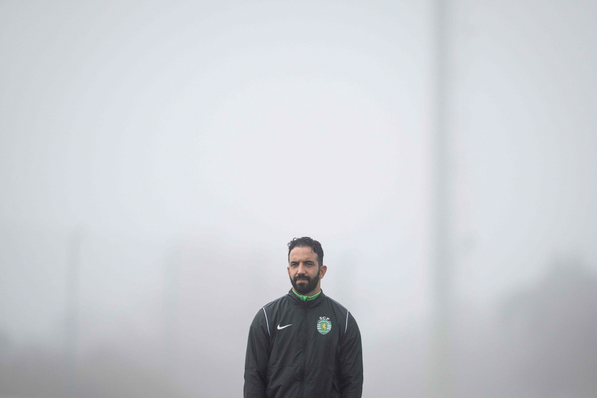 39살 포르투갈의 젊은 지도자 후벵 아모림이 맨체스터 유나이티드의 새로운 사령탑이 됐다. 맨유는 아모림 감독의 위약금 1,000만 유로를 지불했다. 아모림 감독은 11월 A매치 휴식기부터 맨유를 지휘한다. 그 전까지는 루드 반 니스텔루이 임시 감독 체제로 운영된다.