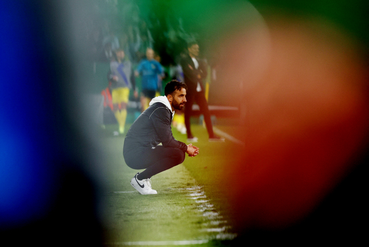 39살 포르투갈의 젊은 지도자 후벵 아모림이 맨체스터 유나이티드의 새로운 사령탑이 됐다. 맨유는 아모림 감독의 위약금 1,000만 유로를 지불했다. 아모림 감독은 11월 A매치 휴식기부터 맨유를 지휘한다. 그 전까지는 루드 반 니스텔루이 임시 감독 체제로 운영된다.