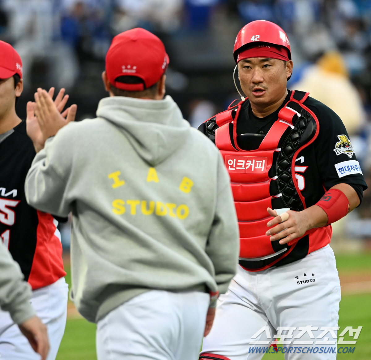 26일 대구삼성라이온즈파크에서 열린 KIA와 삼성의 한국시리즈 4차전, KIA가 9대2로 승리하며 한국시리즈 우승에 1승만을 남겨뒀다. 승리의 기쁨을 나누는 이범호 감독과 김태군의 모습. 대구=허상욱 기자 wook@sportschosun.com/2024.10.26/