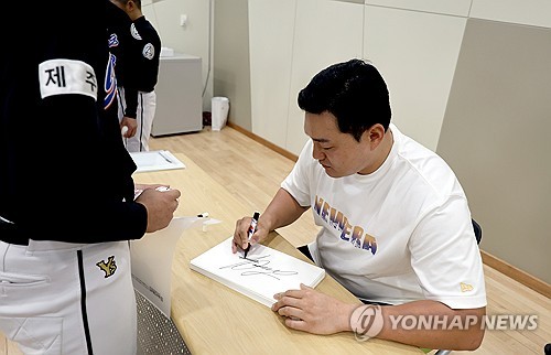 (제주=연합뉴스) 전지혜 기자 = 메이저리거 최지만이 1일 오후 제주고등학교 양지관에서 제주고·제주제일중 야구 학생선수들에게 사인해주고 있다. 2024.11.1 atoz@yna.co.kr