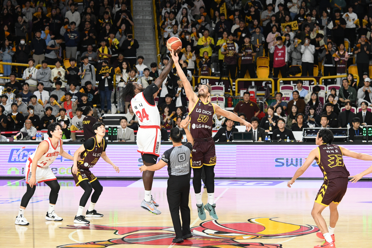 한국가스공사, KCC 잡고 4연승 깜짝 공동1위...SK도 LG 72-6…