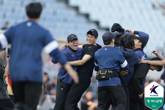 마침내 완성된 꽃봉오리 축구, 승격이란 꽃을 피웠다...안양, 부천과 비…