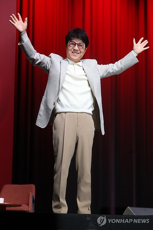 (서울=연합뉴스) 류효림 기자 = 가수 조용필이 10월 22일 오후 서울 용산구 블루스퀘어에서 열린 정규 20집 '20' 발매기념 기자간담회에서 포즈를 취하고 있다. 2024.10.22 ryousanta@yna.co.kr