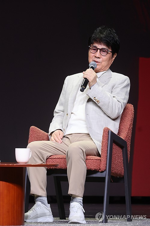 (서울=연합뉴스) 류효림 기자 = 가수 조용필이 10월 22일 오후 서울 용산구 블루스퀘어에서 열린 정규 20집 '20' 발매기념 기자간담회에서 인사말을 하고 있다. 2024.10.22 ryousanta@yna.co.kr