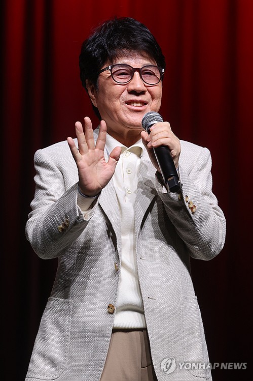 (서울=연합뉴스) 류효림 기자 = 가수 조용필이 22일 오후 서울 용산구 블루스퀘어에서 열린 정규 20집 '20' 발매기념 기자간담회에서 인사말을 하고 있다. 2024.10.22 ryousanta@yna.co.kr