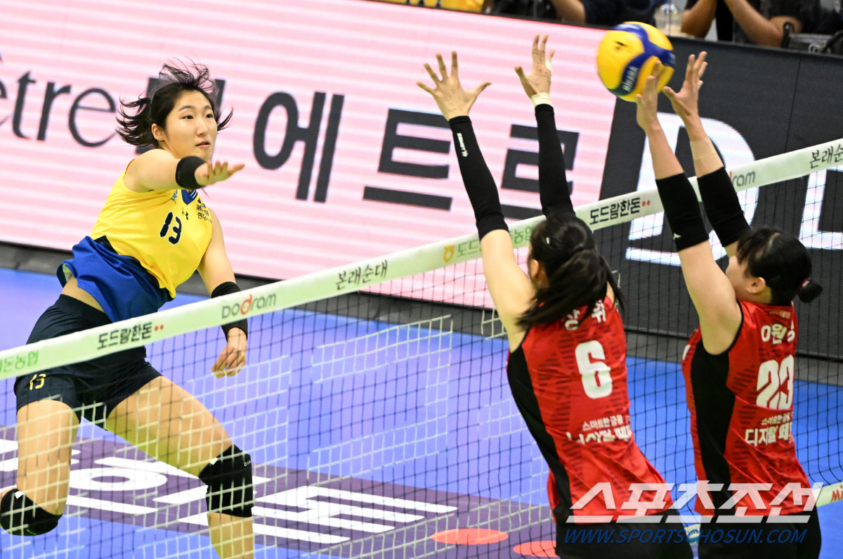 '관중석의 프리카노 앞에서' 모마의 26점 폭격, 현대건설 3대1 승리,…