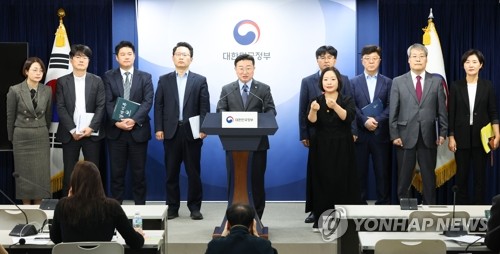 (서울=연합뉴스) 김도훈 기자 = 국무조정실 김종문 국무1차장이 6일 오후 정부서울청사에서 딥페이크 성범죄 대응 강화 방안을 발표하고 있다. 2024.11.6 superdoo82@yna.co.kr