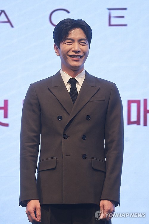 (서울=연합뉴스) 류효림 기자 = 배우 이민기가 6일 오후 서울 구로구 신도림동 디큐브시티 더세인트에서 열린 KBS2 새 수목드라마 페이스미 제작발표회에서 포즈를 취하고 있다. 2024.11.6 ryousanta@yna.co.kr