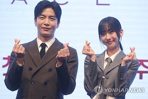 (서울=연합뉴스) 류효림 기자 = 배우 이민기, 한지현이 6일 오후 서울 구로구 신도림동 디큐브시티 더세인트에서 열린 KBS2 새 수목드라마 페이스미 제작발표회에서 포즈를 취하고 있다. 2024.11.6 ryousanta@yna.co.kr