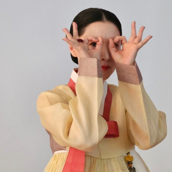 [SCin스타] 한복 입고 '안경 애교' 선사한 이영애, 장금이 시절 그…