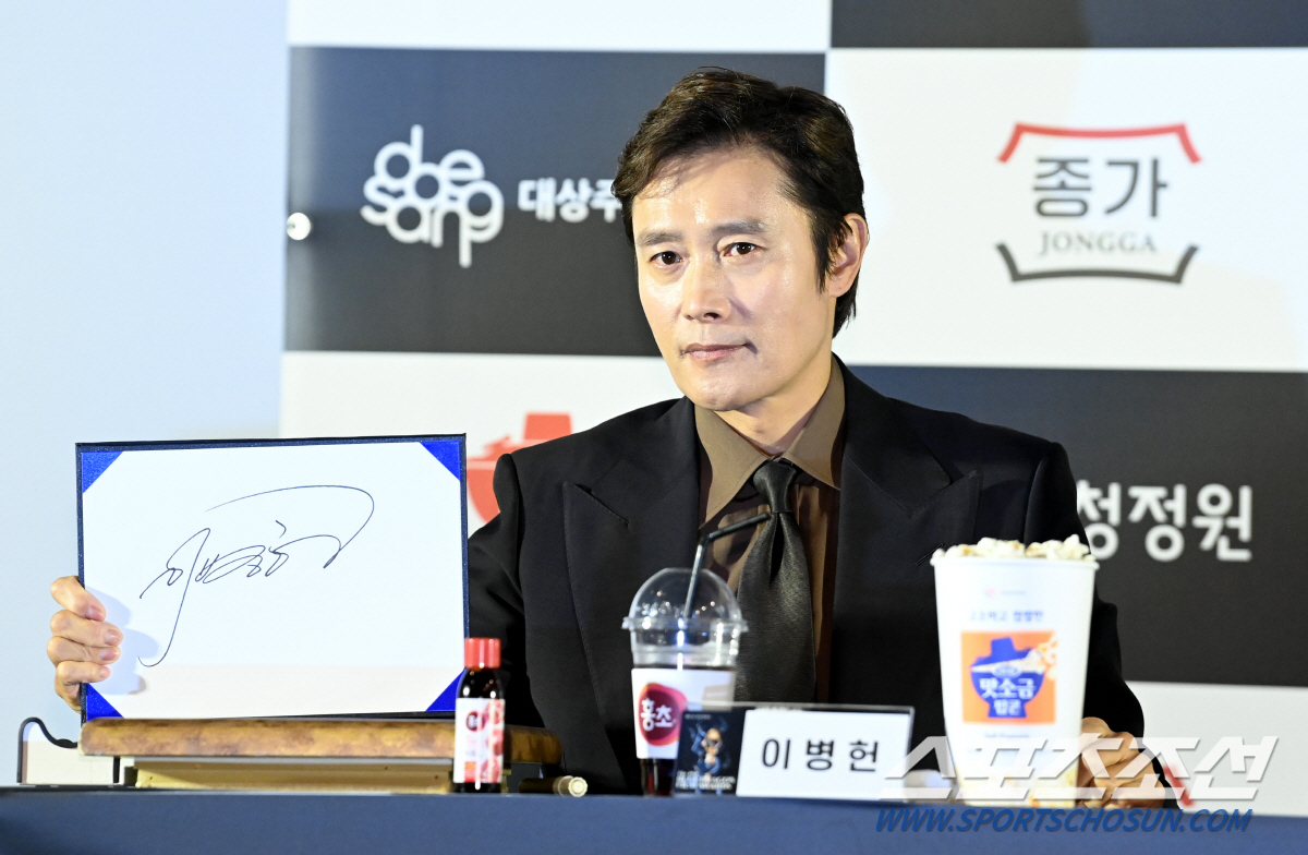 [청룡영화상]이병헌 "박진영, 밥 사주겠다 했는데…신곡 리액션 찍어달라고…