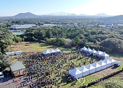 (제주=연합뉴스) 박지호 기자 = 7일 오전 제주시 한경면 저지리 녹색농촌체험장에서 '2024 제주올레걷기축제' 개막식이 열리고 있다. 2024.11.7 jihopark@yna.co.kr