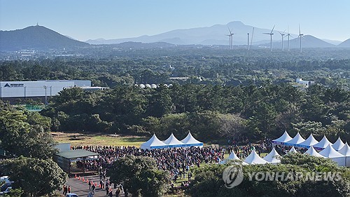 (제주=연합뉴스) 박지호 기자 = 7일 오전 제주시 한경면 저지리 녹색농촌체험장에서 '2024 제주올레걷기축제' 개막식이 열리고 있다. 2024.11.7 jihopark@yna.co.kr