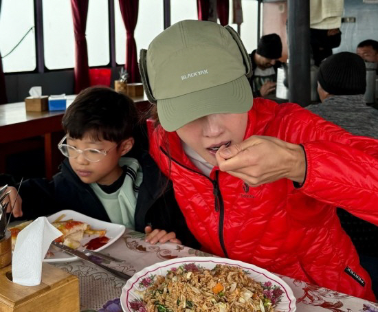 [SCin스타] 아들과 히말라야 3500m 등반 도전한 이시영 "생수도 …