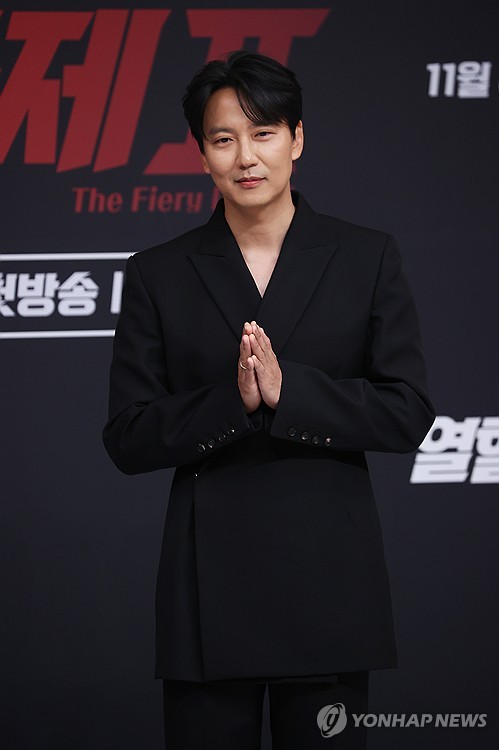 (서울=연합뉴스) 진연수 기자 = 배우 김남길이 8일 오후 서울 양천구 SBS 사옥에서 열린 SBS 새 금토드라마 '열혈사제' 시즌2 제작발표회에서 포즈를 취하고 있다. 2024.11.8 jin90@yna.co.kr