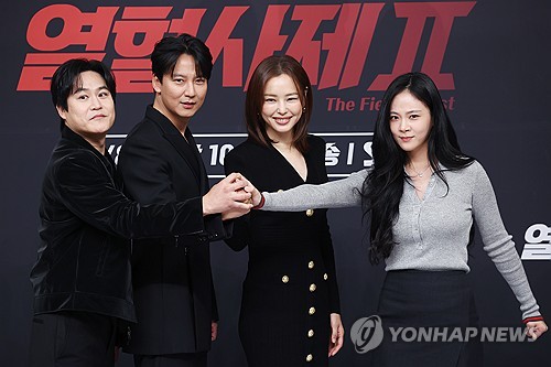 (서울=연합뉴스) 진연수 기자 = 8일 오후 서울 양천구 SBS 사옥에서 열린 SBS 새 금토드라마 '열혈사제' 시즌2 제작발표회에서 출연 배우들이 포즈를 취하고 있다. 왼쪽부터 김성균, 김남길, 이하늬, 김형서(비비). 2024.11.8 jin90@yna.co.kr