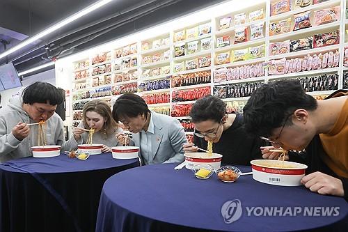 K-푸드 인기 덕택일까…라면 에세이 영국서 출판된다