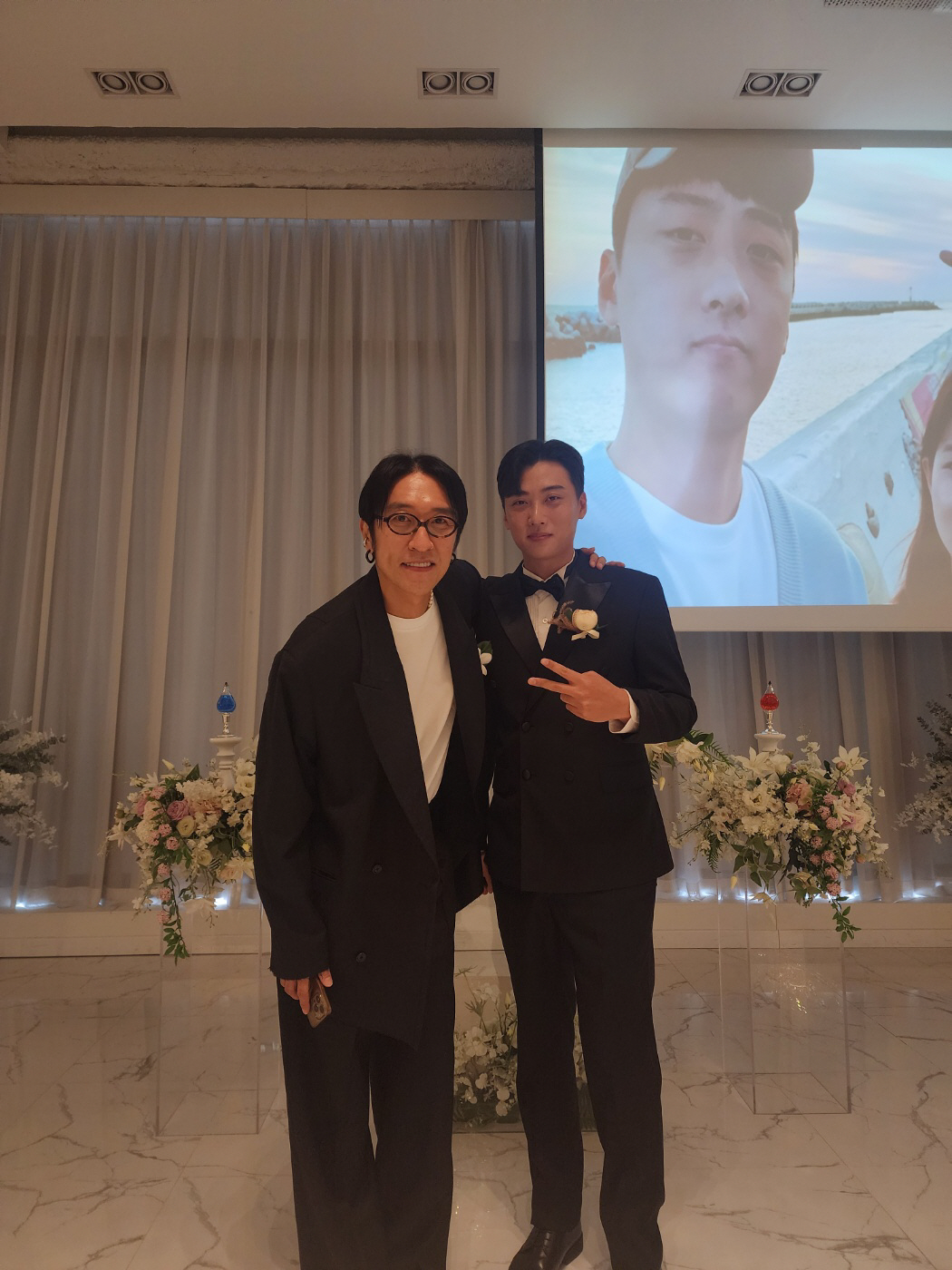 [공식] 코요태 빽가, 의리 지켰다…매니저 결혼식 사회맡아