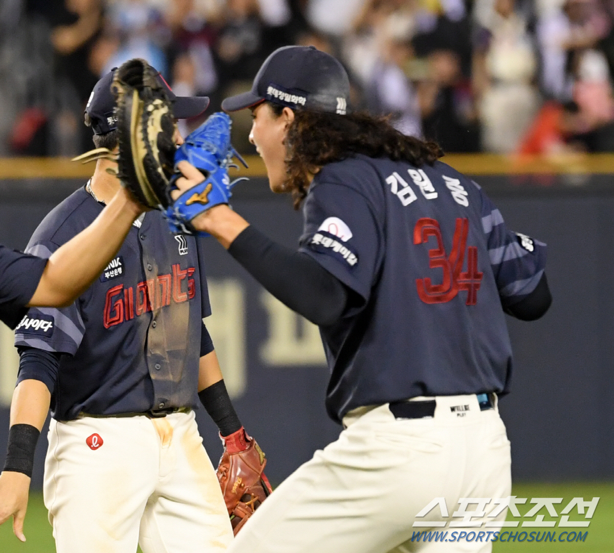 "전 부산에 있어야죠" 약속지킨 김원중…'용광로 FA 충격' 집토끼 단속…