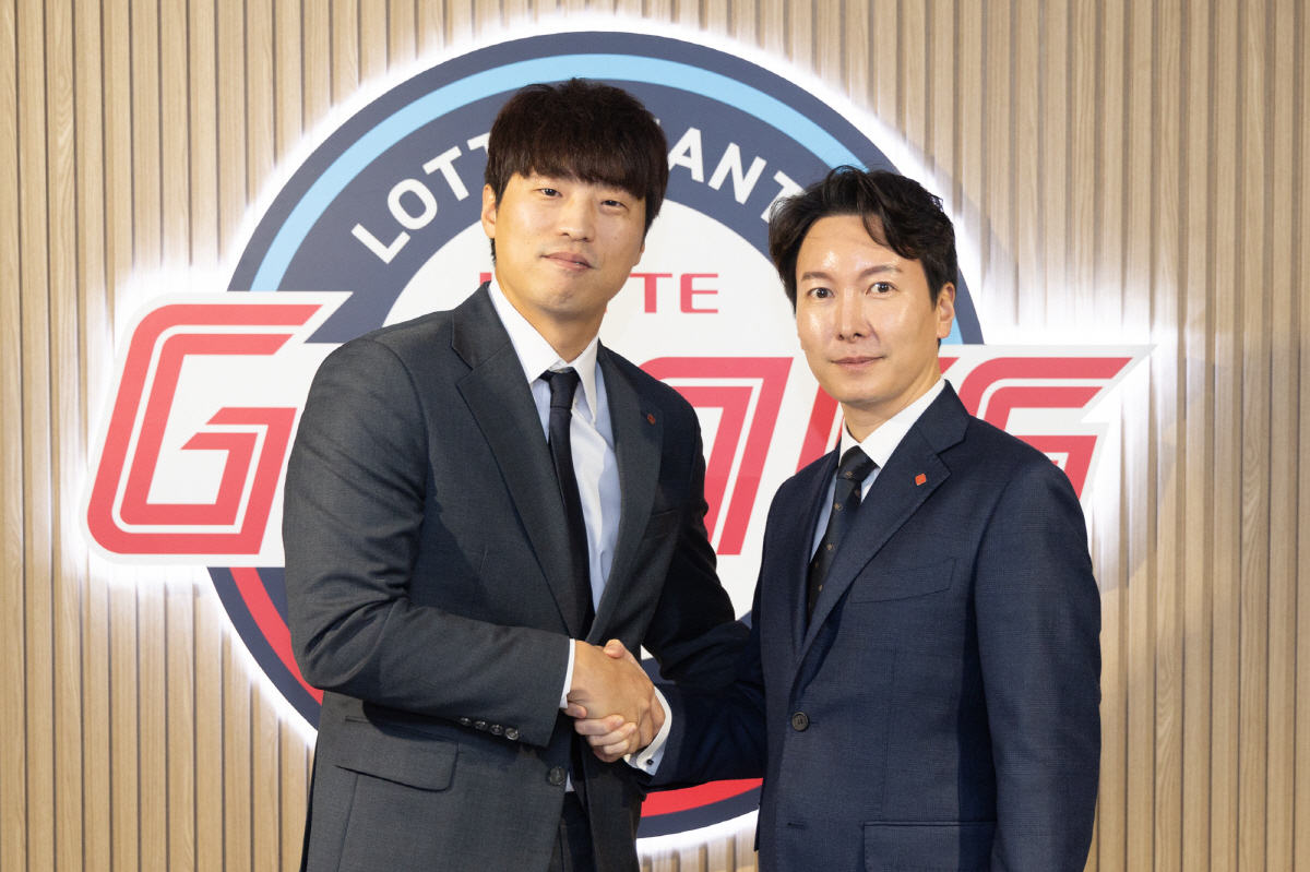 "전 부산에 있어야죠" 약속지킨 김원중…'용광로 FA 충격' 집토끼 단속…